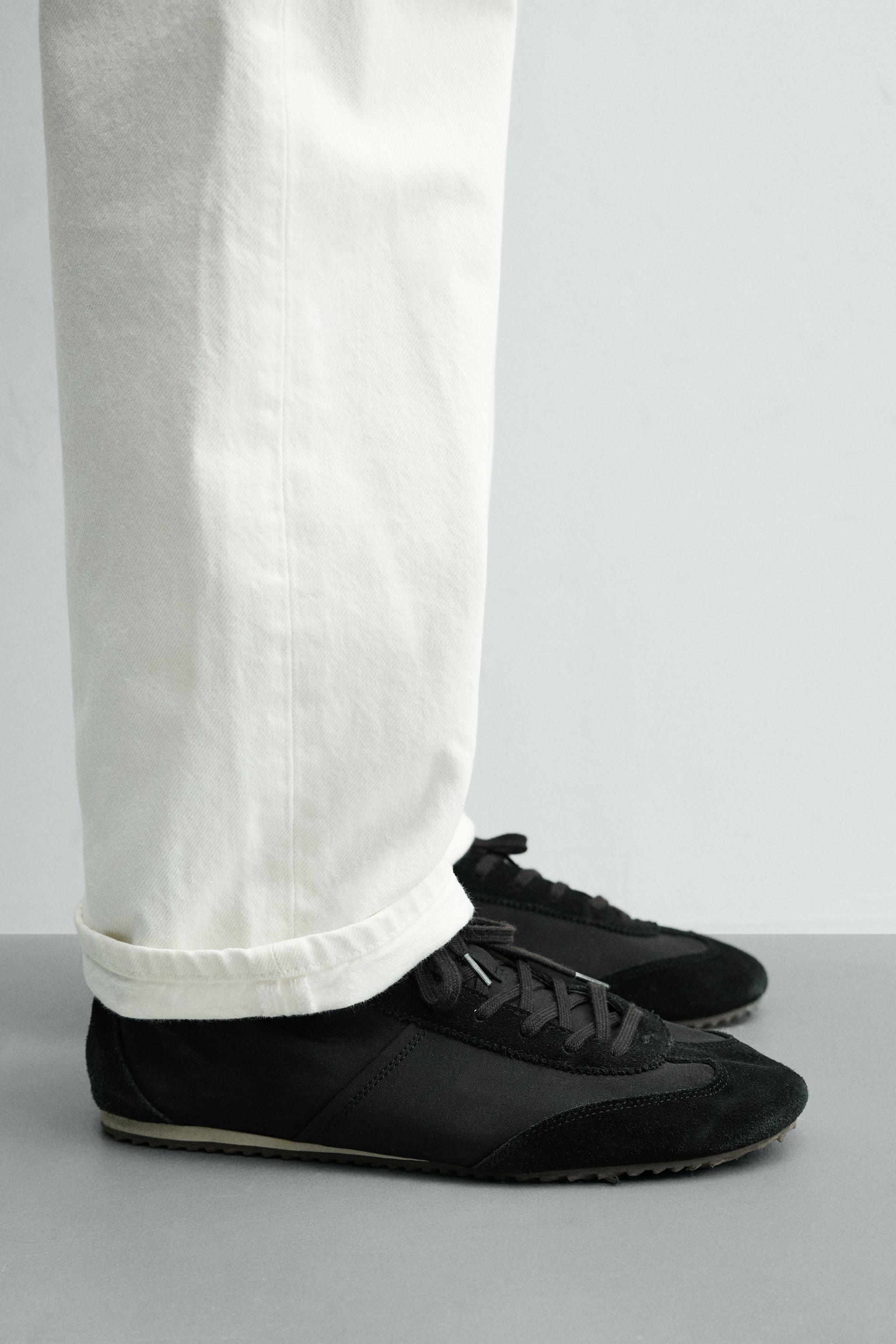 RETRO-STYLE SNEAKERS